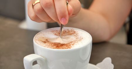 Dodaj szczyptę do kawy. Tak wpłynie na wygląd brzucha