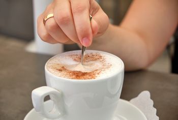 Dodaj szczyptę do kawy. Tak wpłynie na wygląd brzucha