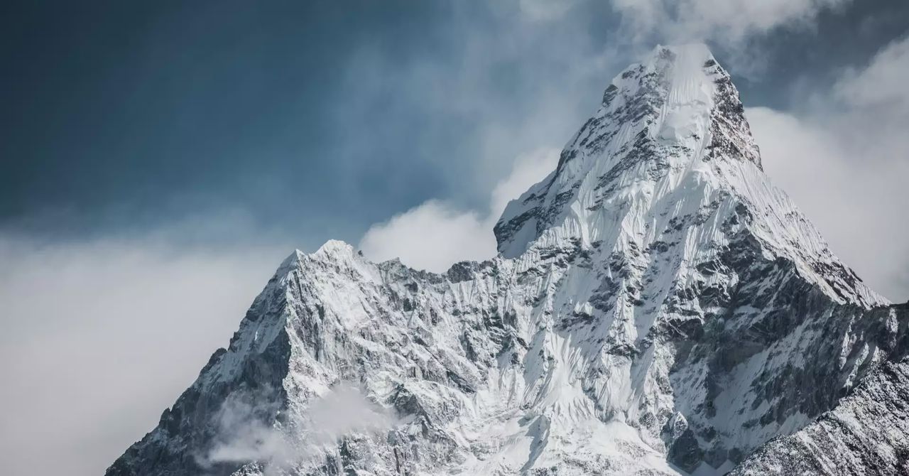 Mount Everest - szczyt marzeń i największy górski cmentarz. W śniegu wciąż leżą ciała tych, którzy próbowali dotknąć nieba