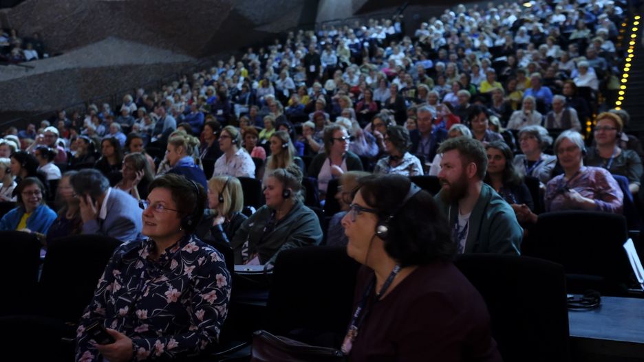 Podczas licznych paneli i warsztatów uczestnicy konferencji będą dzielić się doświadczeniami i poszukiwać innowacyjnych rozwiązań, które pozwolą uczynić opiekę długoterminową bliższą człowiekowi.