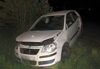 Wpadł Volkswagenem do rowu. Policjanci odkryli, że był poszukiwany