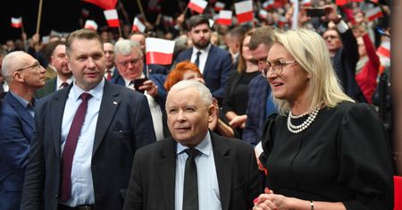 Działacze boją się partyjnego radykalizmu i chowają szyldy. PiS dziś "mówi Czarnkiem"