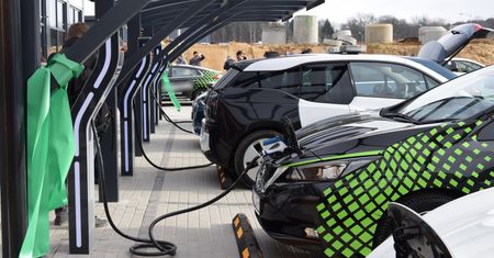 Samochody z napędem alternatywnym. Mistrzem dynamiki auta elektryczne, hybryd sprzedaje się najwięcej