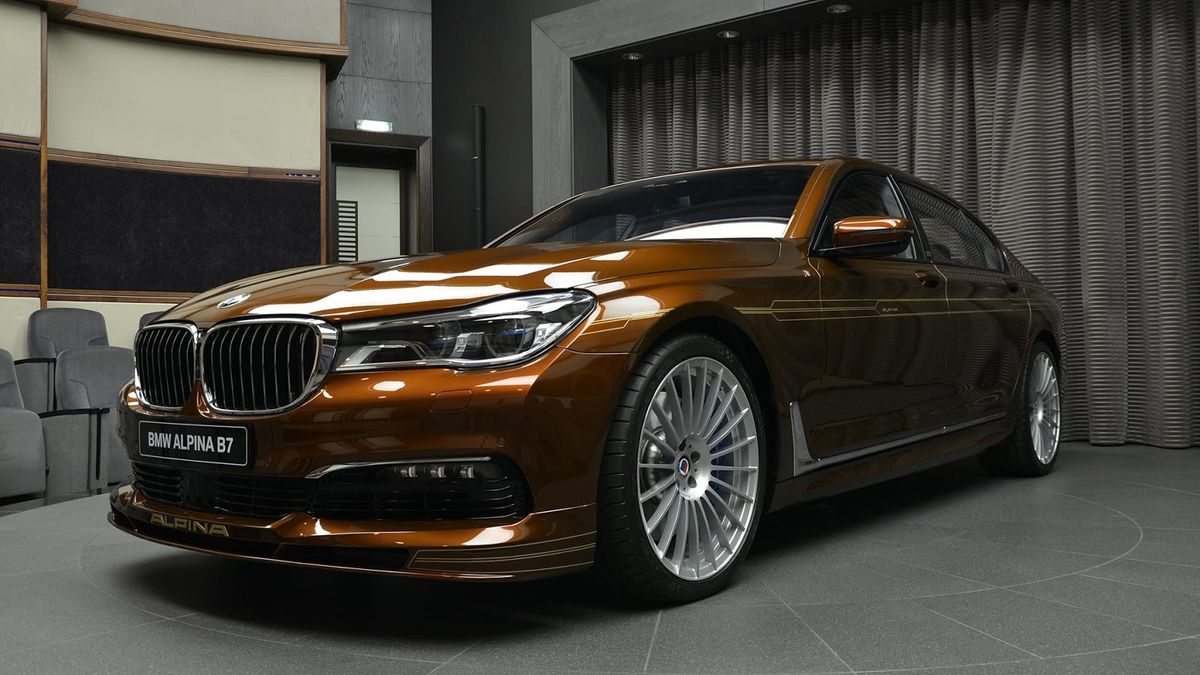Alpina B7 to w zasadzie jedyne wydanie Serii 7 mogące w pełni konkurować z najmocniejszym Mercedesem S AMG. Podwójnie doładowane, 4,4-litrowe V8 generuje aż 600 KM, dzięki czemu setka pojawia się na liczniku po zaledwie 3,7 sekundy. Prędkość maksymalna wynosi natomiast 330 km/h.