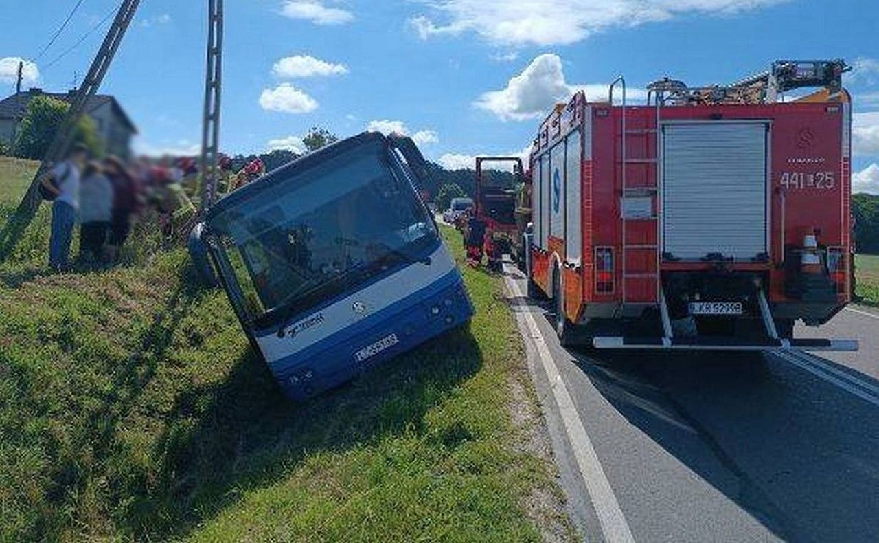 Autokar z wycieczką szkolną wpadł do rowu