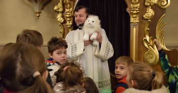 Tychy: Roraty 2025 rozpoczęte. W bazylice mniejszej roratnie msze kończą się śniadaniem