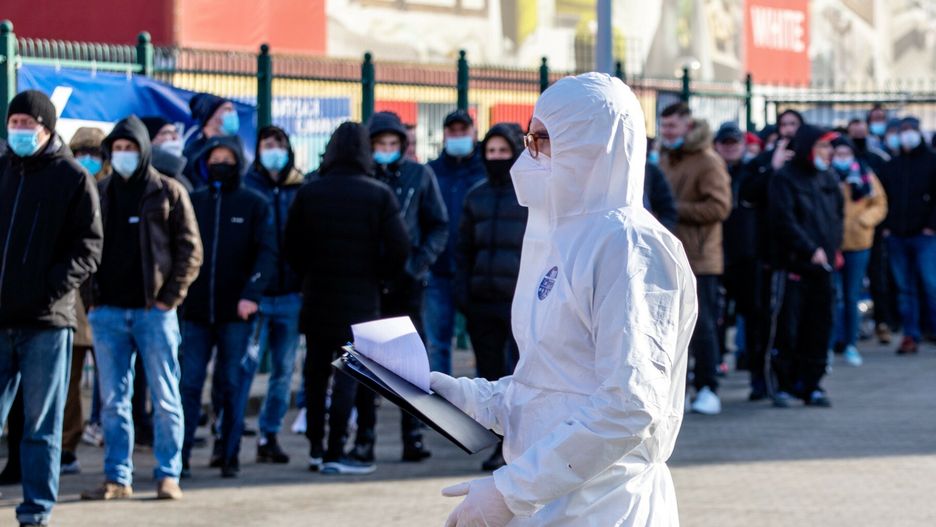 Piąta fala epidemii rozlewa się po kraju. Minister zdrowia ogłasza, żę  będzie  można przetestować się w aptekach