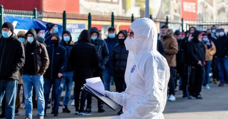 Dantejskie sceny przy testach na COVID. Aptekarz nie wiedział, w co się pakuje