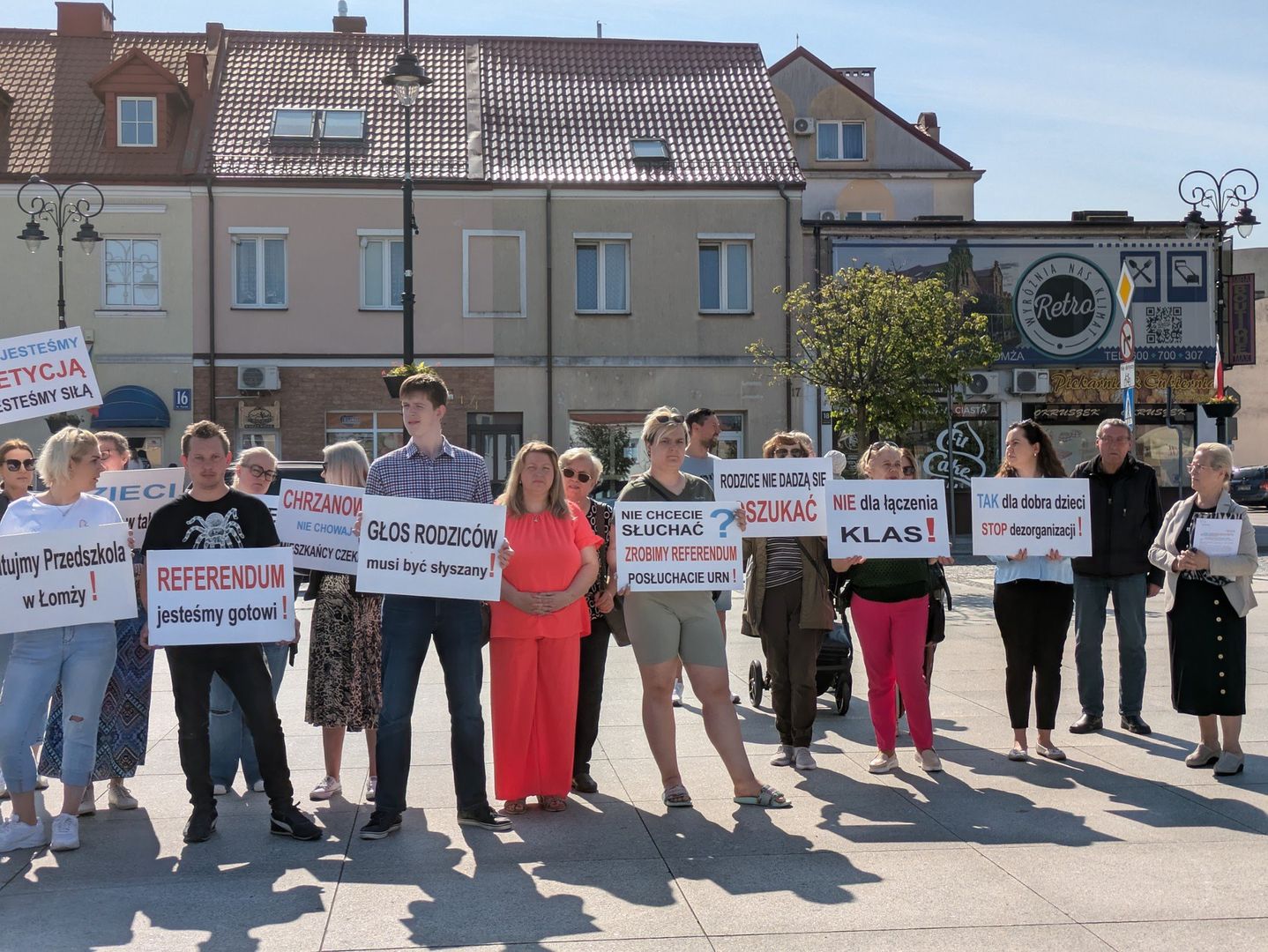 Przed sesją rady miejskiej w Łomży kilkadziesiąt osób, a także część radnych zebrała się, aby pokazać swój sprzeciw wobec reorganizacji w łomżyńskich szkołach.