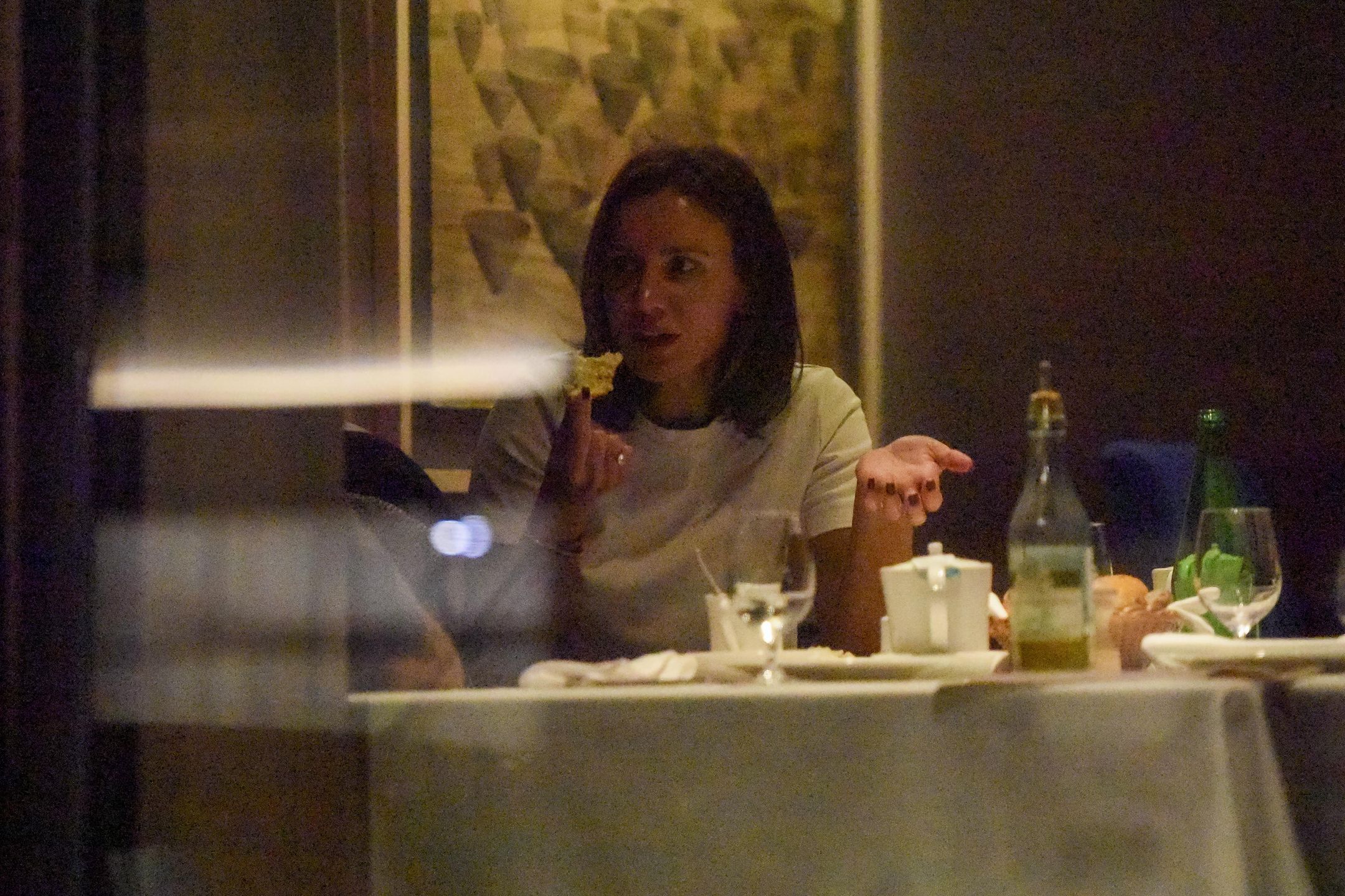 Sara i Artur Borucowie randkują w restauracji