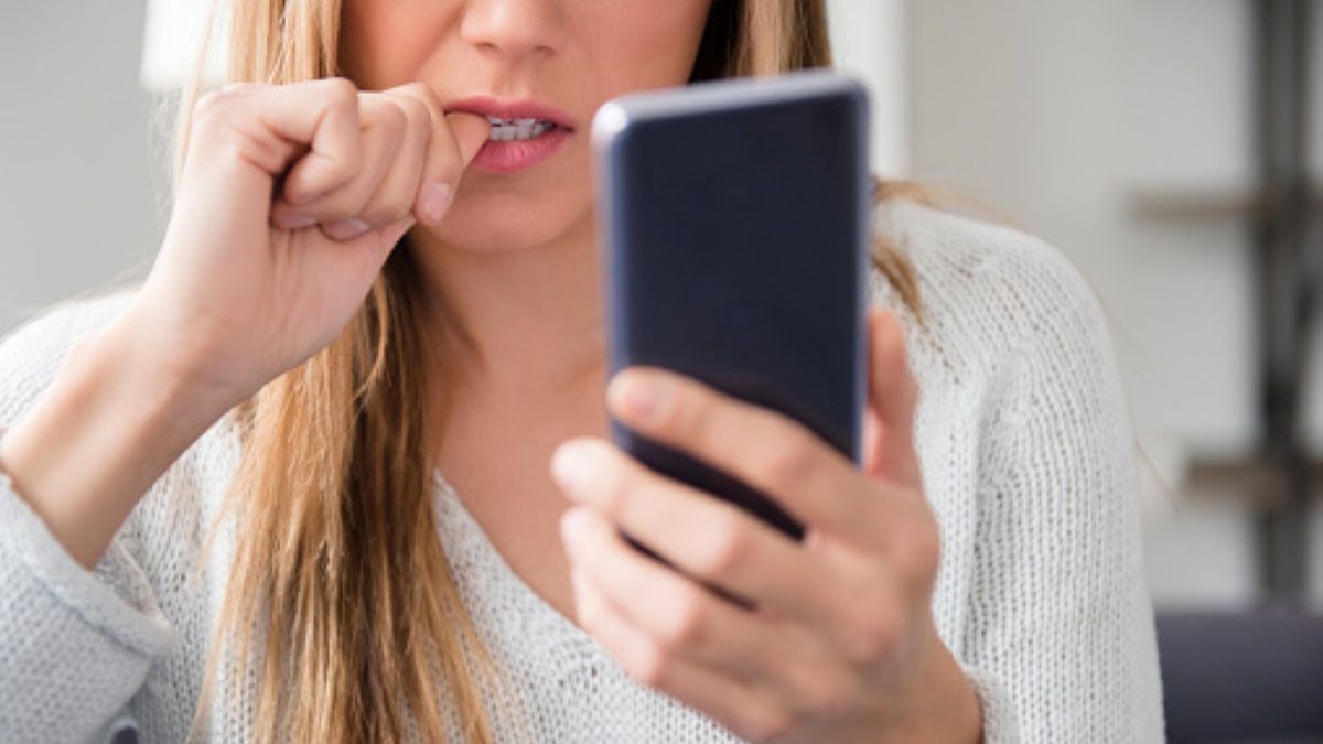W przypadku otrzymania wiadomości od oszusta należy skontaktować się z pewnym numerem telefonu 