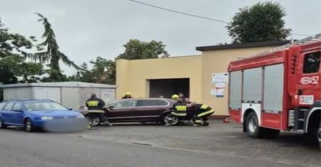 Zastawił wyjazd strażakom. Jest wniosek do sądu. "Wykroczenie"