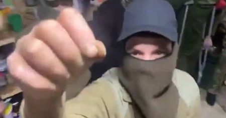 Rosjanin pokazał bolące ramię. "Jak ma przeładować broń?"
