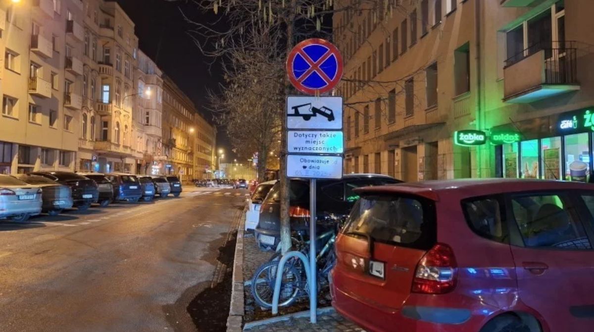 Zakaz parkowania na jednej ulicy w centrum Poznania.