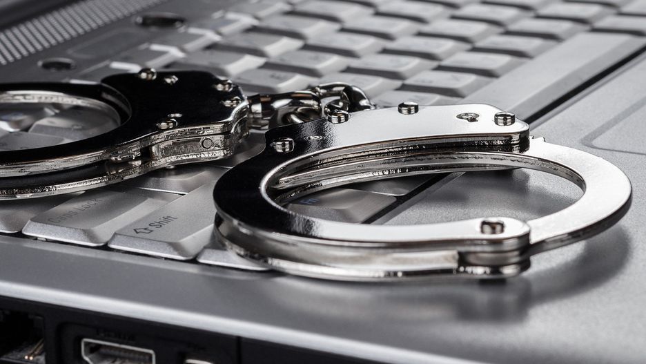 Policja rozbiła grupę odpowiedzialną za tysiące fałszywych alarmów w całej Polsce. Zatrzymano 7 osób, skala sprawy &#34;bezprecedensowa&#34;