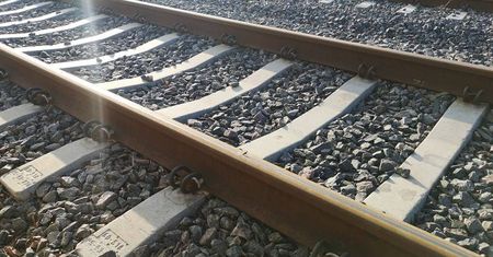Mężczyzna leżał na torach. Przejechał po nim pociąg towarowy