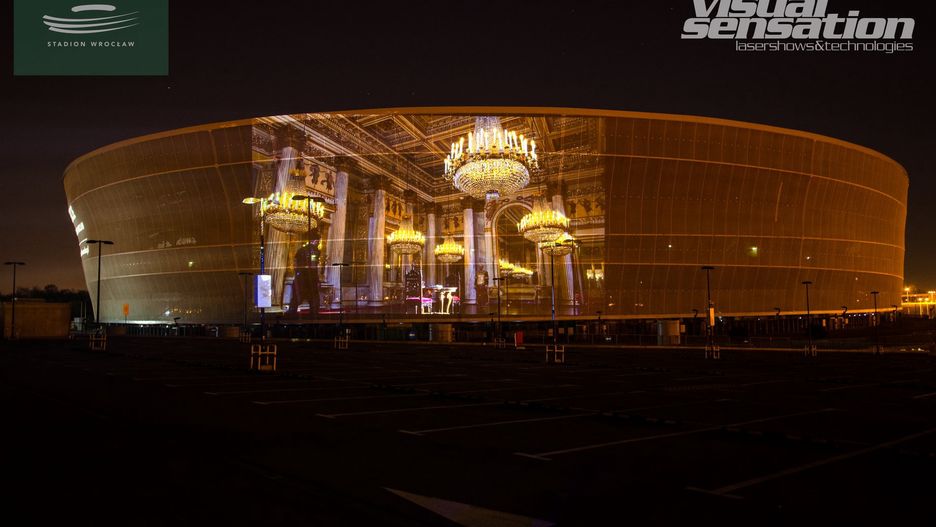 Wrocław. Kino samochodowe na stadionie. Największy ekran w Europie