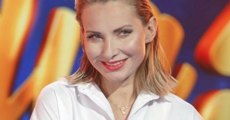 Joanna Moro nie ma problemu z nagością. Zasłania się jedynie kwiatami