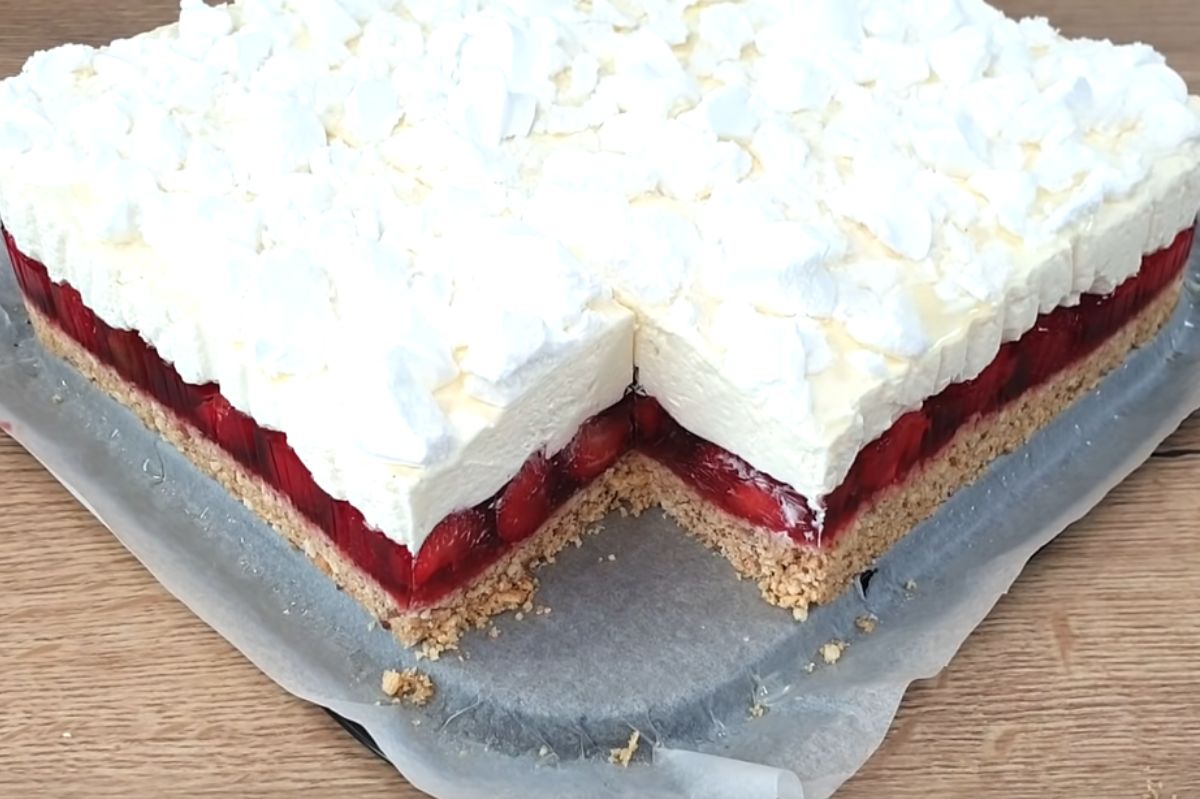 Whip up a summer delight: The no-bake strawberry cloud cake