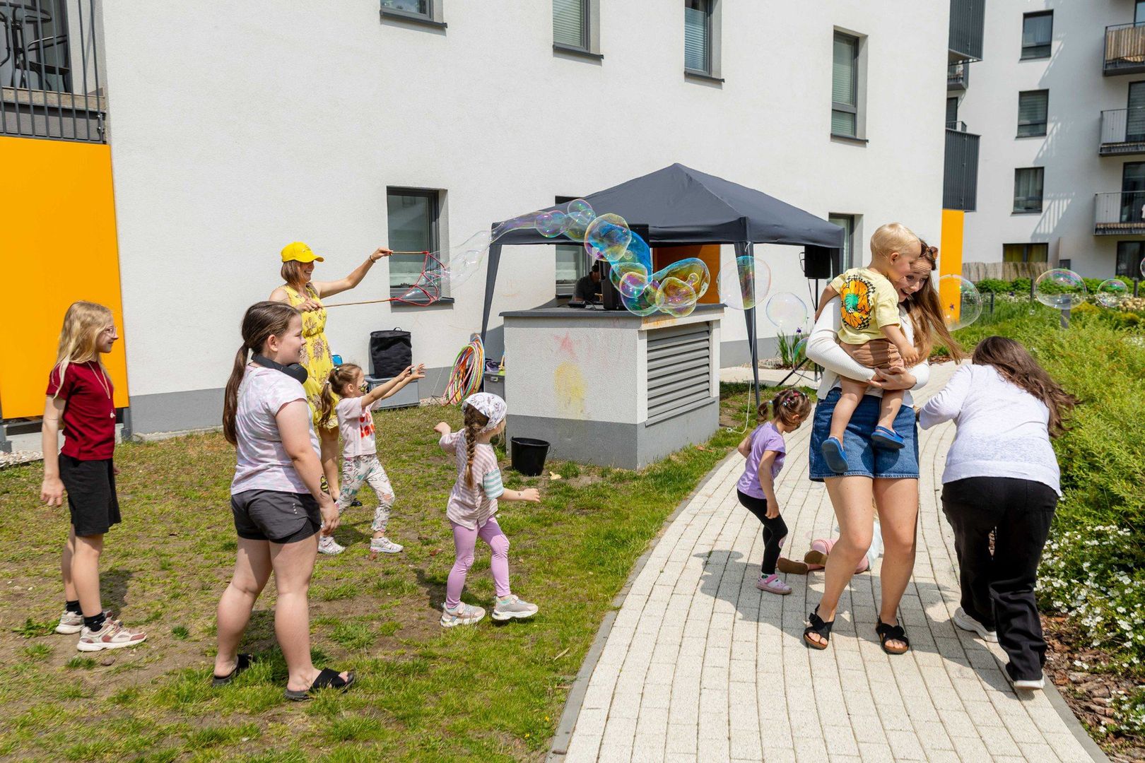 Piknik zorganizowany na patio bloku przy Kopernika cieszył się dużym zainteresowaniem mieszkańców