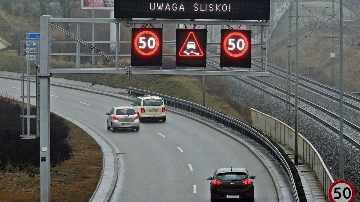 Najlepszym sposobem na wprowadzenie ograniczeń zależnych od pogody jest wykorzystanie cyfrowych tablic. Jest to też sposób najdroższy