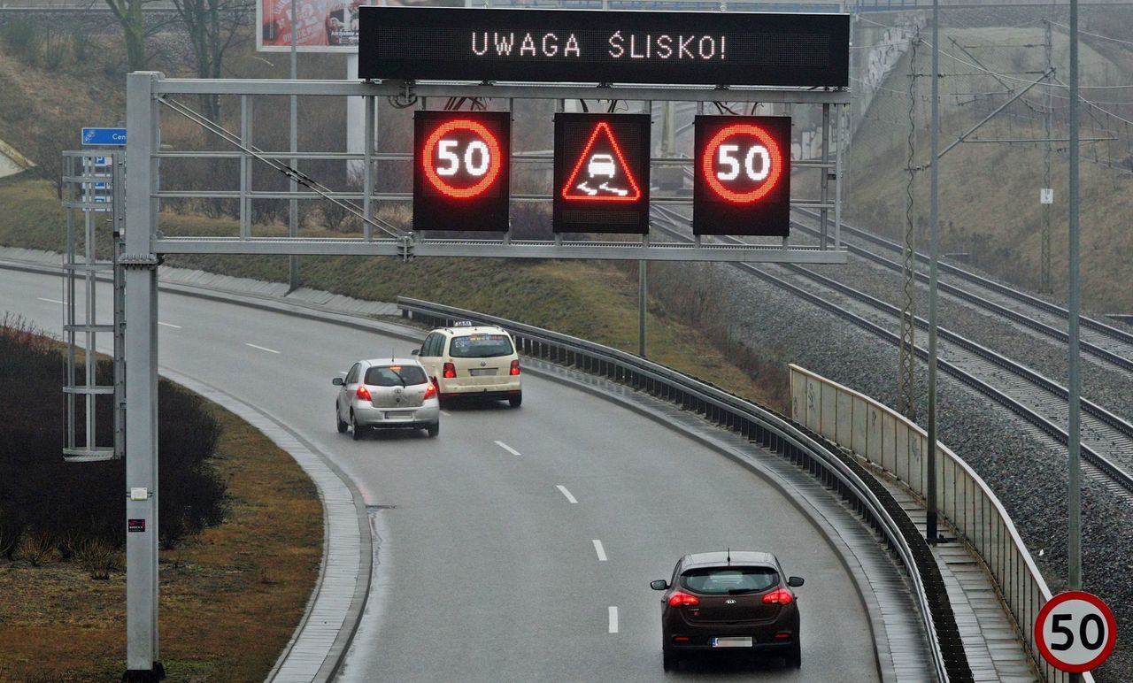 Najlepszym sposobem na wprowadzenie ograniczeń zależnych od pogody jest wykorzystanie cyfrowych tablic. Jest to też sposób najdroższy