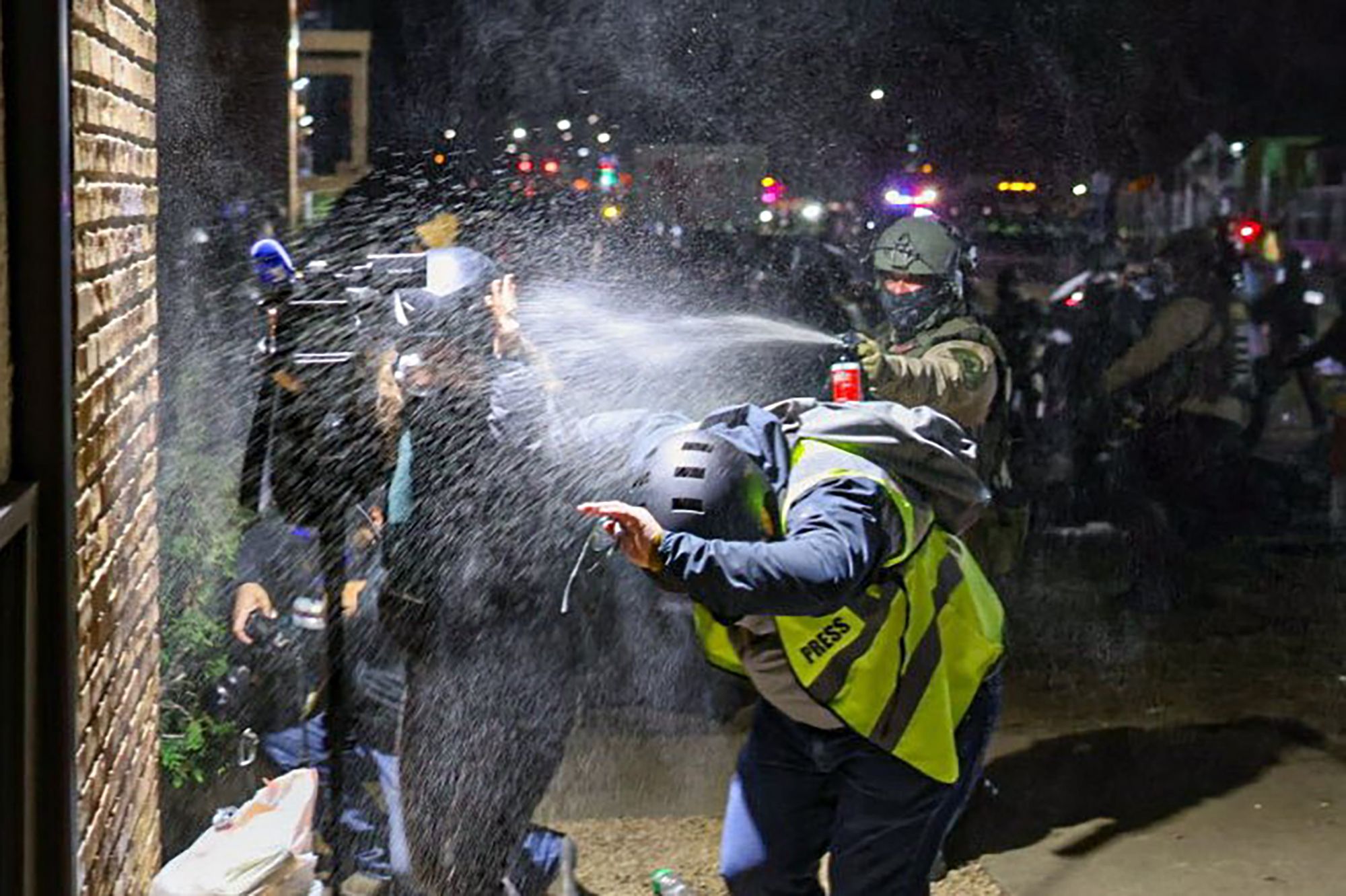 Protesty w Minnesocie: Łapali dziennikarzy, rzucali ich na glebę i robili zdjęcia 1