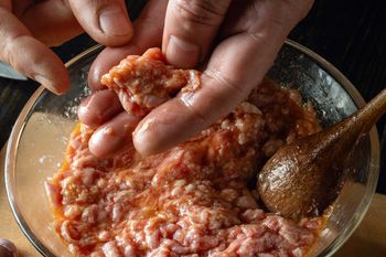 Kuzynka kąpie mięso mielone przed smażeniem. Niebezpieczny nawyk