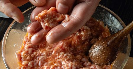 Kuzynka kąpie mięso mielone przed smażeniem. Niebezpieczny nawyk