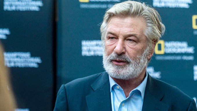 Alec Baldwin postrzelił dwie osoby na planie filmowym. Jedna z osób nie żyje.