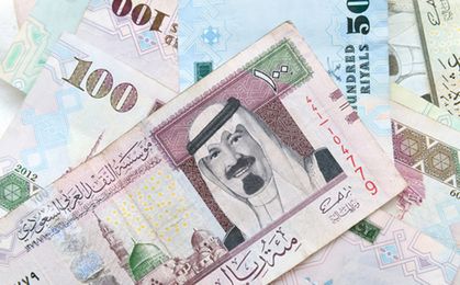 Waluta Arabii Saudyjskiej. Rośnie cena ropy, szanse na dewaluację riala maleją, a fundusze liczą straty