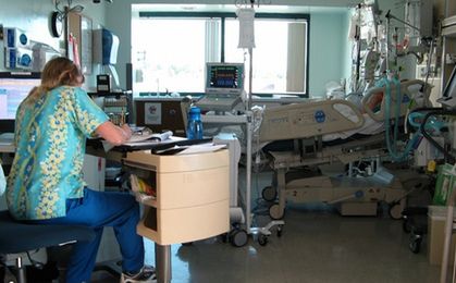 Pielęgniarki w Polsce. Sytuację ratują pielęgniarki i położne na emeryturze, młodzi uciekają za granicę