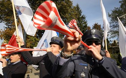 Służby mundurowe przypominają obietnice Tuska. Chcą podwyżek i lepszych świadczeń