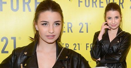 Julia Wieniawa w zniszczonych dżinsach i sportowych butach na imprezie. Udana stylizacja?