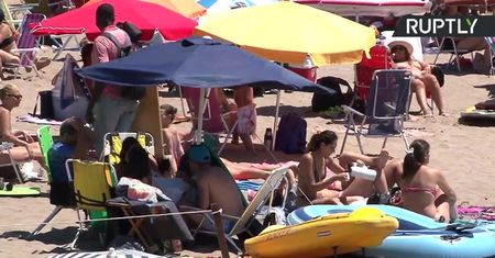 Tłumy wyległy na plaże w argentyńskim kurorcie
