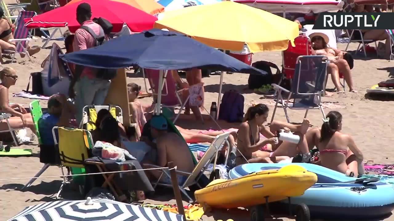 Tłumy wyległy na plaże w argentyńskim kurorcie