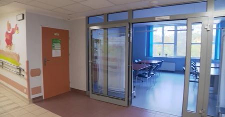 Coraz więcej przypadków COVID i grypy. Szpital w Świnoujściu ogranicza odwiedziny na oddziale chorób wewnętrznych