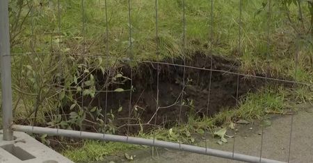 Zapadlisko przed blokiem w Siemianowicach Śląskich. Ewakuowano mieszkańców