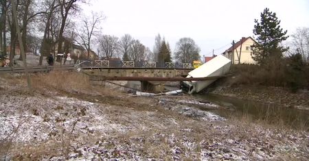 Ciężarówka wpadła do rzeki niedaleko Legnicy i uszkodziła wodociąg, mieszkańcy bez wody