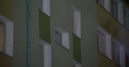 “Ciało 70-latki było bardzo poważnie uszkodzone”. Policja zatrzymała wnuka “w drzwiach”