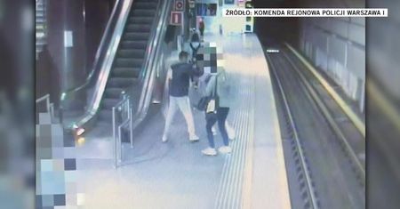 Próbował wepchnąć dwie osoby pod pociąg metra. Policja szuka mężczyzny z nagrania