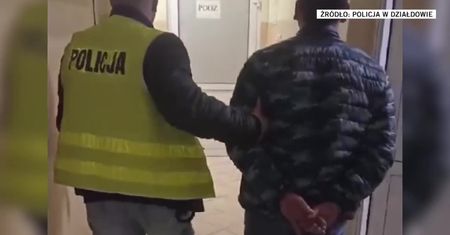 Z siekierą i piłą łańcuchową ruszyli na kierowcę. Nagranie