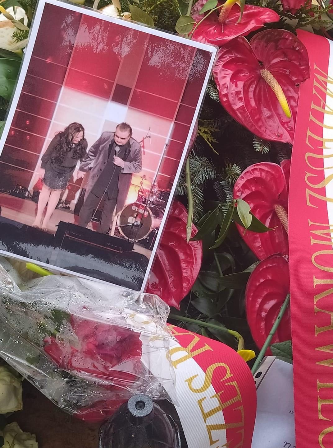 Pamiątki pozostawione przy grobie Krzysztofa Krawczyka
