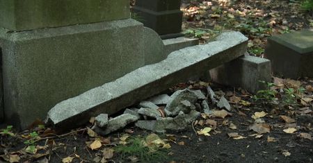 Zdewastowane stuletnie nagrobki na cmentarzu żydowskim. Policja poszukuje sprawców