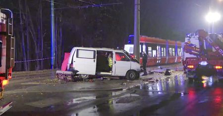 Dostawczak zderzył się z tramwajem na Śląsku. Nie żyje jedna osoba, trzy zostały ranne