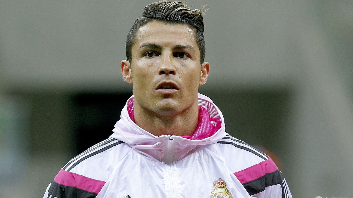 Cristiano Ronaldo maluje paznokcie u stóp
