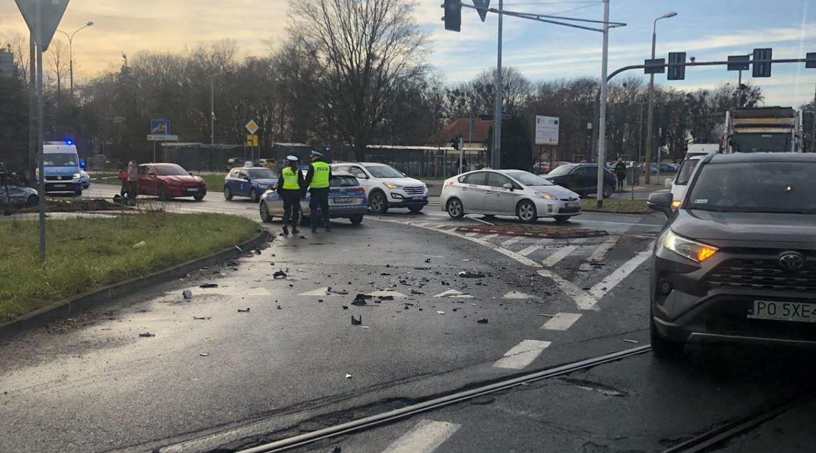 Pościg policji zakończony wypadkiem na skrzyżowaniu Warszawskiej i Św. Michała w Poznaniu