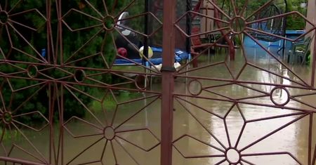 “Ile się da, tyle będziemy walczyć”. Strażacy pomagają zalanym mieszkańcom Krakowa