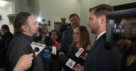 Poseł PiS mówił przez drzwi: proszę otworzyć, policja. Teraz twierdzi, że “nie podawał się za policjanta”