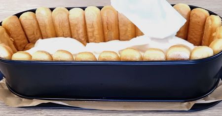 Puszyste jak obłok ciasto bez pieczenia z sześciu składników. Jego smak powala na kolana